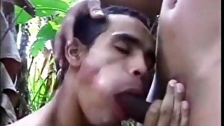 Blowjob outdoors for a Brazilian cock