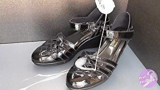 Shoe fetishism 靴フェチ　黒いサンダルにぶっかける