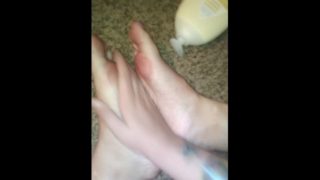 Milf feet play