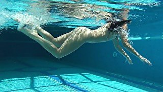 Awesome sexy underwater solo show performed by Jessica Lincoln