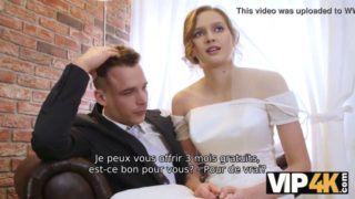 Vip4k. beautÃ© en robe de mariÃ©e suce une nibble d'Ã©trangers et se fait baiser