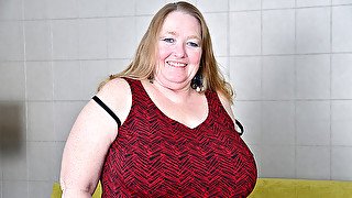 Big Breasted Mature Bbw Playing With Her Pussy - MatureNL