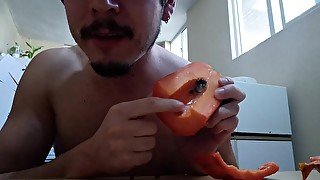 Hombre se coge una papaya, se corre sobre ella y se la come