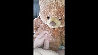 j'éjacule sur le papa ours en peluche