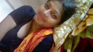 Cute and beautiful amateur Indian girlie posed on cam in her sari