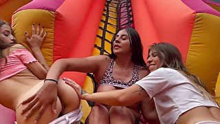 Me follo a mis hijastras Mollysmith y Sofiasmith en un castillo inflable de un parque - MelaniRincon