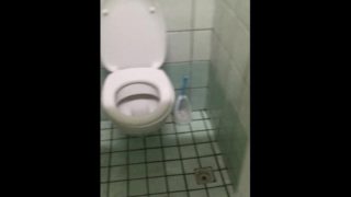 Je mate un mec qui pisse dans les toilettes d'un camping