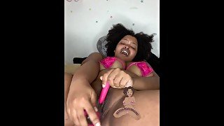 Isla Moon digs in her Fat Ebony Pussy