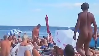 Sulla spiaggia la voglia è irrefrenabile