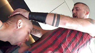 Maturre guy fuck bareback a lovely twink