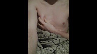 Je joue avec mes petits seins