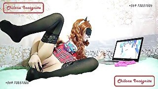 Chilena Otaku es atrapada masturbandose viendo Hentai y come sushi con semen