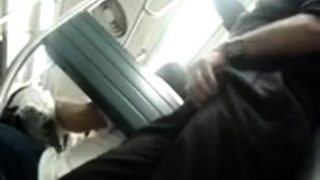 maduro caliente muestra su pene en el metro