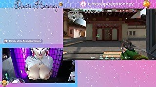 Chica juega Valorant mientras muestra las tetas en vivo