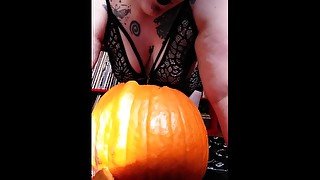 Tattooed bbw getting her face and tits messy with pumpkin guts