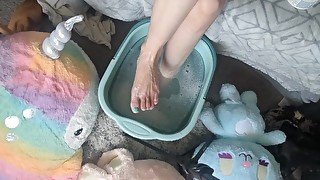 Bunni bathes + scrubs feet