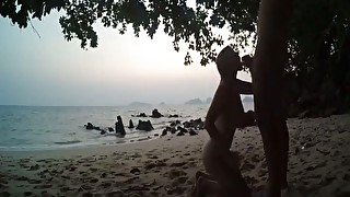 Kinky natural girlfriend provides her own BF with a good blowjob on the beach