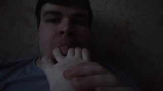 Артем сам себе лижет ноги self suck autofellatio self footjob