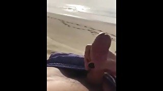 Dick Flash : Une beurette française me surprend sur la plage et finit par me faire jouir