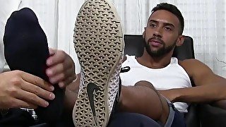 Kinky latino Jay wanks off while foot worshipped