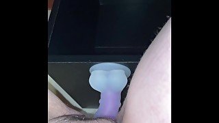 Je joue avec mon dildo dans ma chambre etudiante