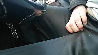 Stepdaughter in black leggings makes her stepdad cum in 30 seconds on her hands in the car