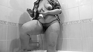 Hard masturbation with a shower head for a depraved BBW MILF with a hairy cunt.