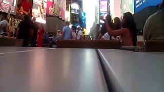 TOPLESS GIRL GETS BODYPAINTED IN PUBLIC IN NEW YORK BEFORE TAKING PICTURES