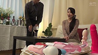 VE2304- A Mature Wife Who Picked Up Girls Secretly Masturbates With A Vibrator On The Desk