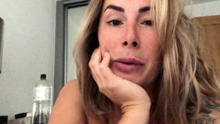 Blonde milf gives sexy solo show