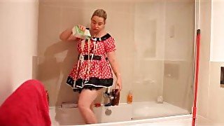 Saskia Blasts undresses and coats her boobs &amp; butt in custard