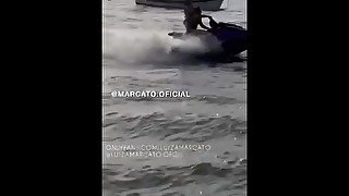 Andando pelada no jet ski