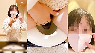 【淫乱生保レディ休日のルーティン】買い物途中にトイレで指オナ【素人自撮り】