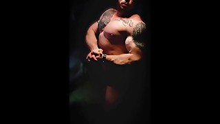 Bodybuilder posingflex