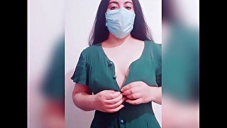 Mujer de ojos azules envía videos desnudándose a una amiga. Se vuelve viral en las redes.