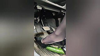 女装 ハイヒール クラッシュフェチ 黒パンスト 踏み潰し 車内