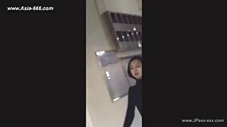 chinese girls go to toilet.124