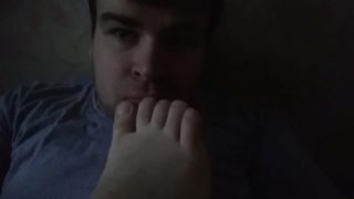 Артем сам себе лижет ноги self suck autofellatio self footjob