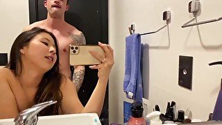 QUICK SEX IN THE BATHROOM - Amateur couple