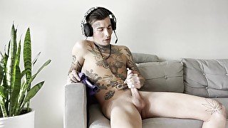 Hot tattooed gamer bf gets horny during game