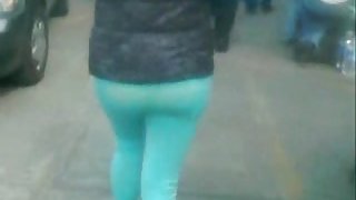 Nalgona riquisima en pants verde