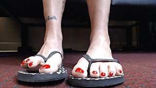 Red toenails flipflop shoeplay