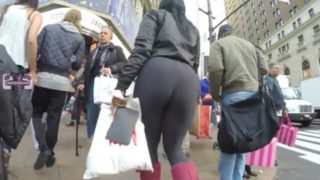 Big walking booty in tights