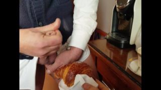 La mia troia mangia una brioche alla sborra