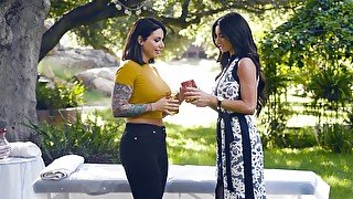 Outdoors cunnilingus with two gorgeous chicks with big bums