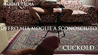 CUCKOLD - Offro mia moglie ad uno sconosciuto che gli sborra in fica