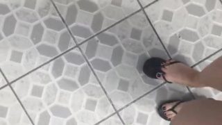 @tici_feet IG tici_feet walking around, black havaianas and toenails