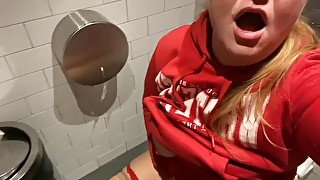 I FILM MYSELF WHILE I MASTURBATING IN PUBLIC TOILET