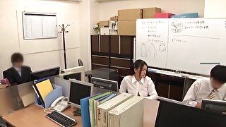 Japanese chick getting penetrated in the office - Amateur