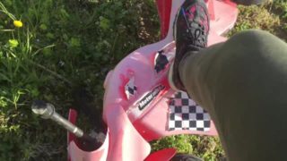 Distruggo una motocicletta giocattolo con i miei piedi - sneaker fetish